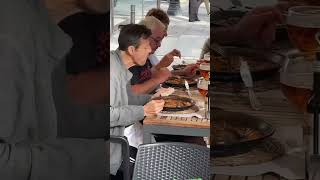 turistas en lasramblas de barcelona comiendo paella [upl. by Austine]