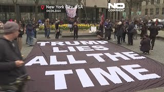 No comment  Concentración de seguidores y detractores de Trump frente al juzgado de Manhattan [upl. by Fitton614]