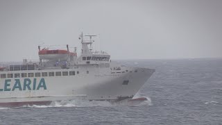 Así resisten los barcos el temporal en el Estrecho [upl. by Garretson863]