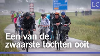 Bekijk hoe deelnemers Fietselfstedentocht in weer en wind Rode Klif bij Warns beklimmen [upl. by Nairret]