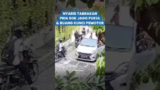 AKSI SOK JAGO Pengemudi Mobil Pukul dan Buang Kunci Pemotor yang Nyaris Tabrakan Mobil Cuma Pinjam [upl. by Kristianson]