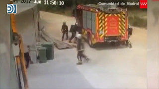 Los bomberos escapan de milagro de la explosión de la planta industrial de Arganda [upl. by Atilamrac]