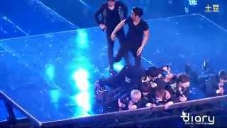 HQ fancam 120414 SS4 Shanghai  Miracle Super Junior human mountain pile [upl. by Quickel]