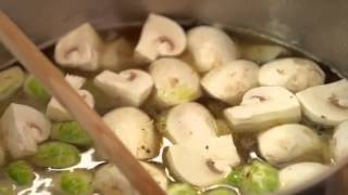 Groentebouillon met gebakken balletjes en vermicelli  De Keuken van Sofie  VTM Koken [upl. by Amluz]