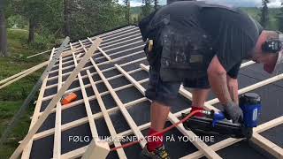 Legging av Takplater i Valdres Roofing [upl. by Ahsihat]