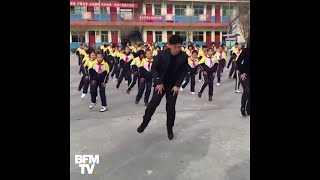 Le directeur d’une école chinoise apprend la danse à ses élèves [upl. by Haiel827]