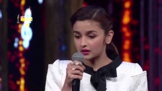 Alia Bhatt sings quotSamjhawanquot Live  Mirchi Music Awards  Radio Mirchi [upl. by Corabella]