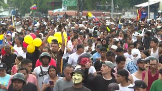 Estallan manifestaciones en Caracas en protesta por la reelección de Maduro [upl. by Auof433]