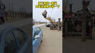 高手在民间，铲车大哥装车，石头掉下来刹那，司机甚至下意识还想用双手挡 [upl. by Hughes]