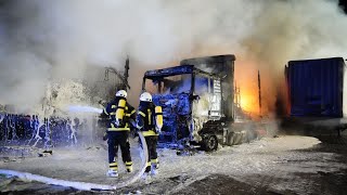 Großbrand auf Firmengelände – Mehrere LKWAuflieger in Vollbrand 15012024 [upl. by Banyaz]