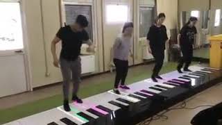 GRUPO TOCANDO PIANO COM OS PÉS  EM PÉ  EM UM PIANO GIGANTE [upl. by Aneala]