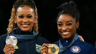 Simone Biles e Rebeca Andrade ganham ouro e prata na final do salto  AFP [upl. by Notsud]