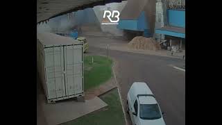 Vídeo mostra o momento exato da explosão em cooperativa de Palotina [upl. by Luar]