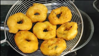 ऊपर से एकदम क्रिस्पी अंदर से एकदम नरम मेंदू वडा रेसिपी  South lndian Recipe  Medu Vada Recipe [upl. by Nosneb614]