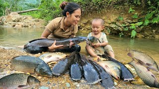 60DAYS meet a giant school of fish  catch fish and trap fish to sell  cook with your son [upl. by Etteinotna]