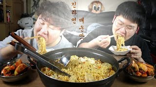 돼지 형제 계란 넣은 진라면이 너무 먹고 싶었어요  먹방 mukbang [upl. by Eimat719]