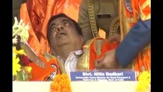 Union Minister Nitin Gadkari falls unconscious during national anthem in Maharashtra [upl. by Linders]