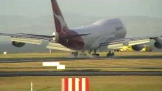 QANTAS BOEING 747400 LANDING  AUCKLAND [upl. by Ehtyaf]