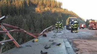 TitiseeNeustadt  B31  Glätteunfall auf Gutachtalbrücke 40Tonner durchbricht Leitplanke [upl. by Nahtannhoj]