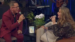 ARANZA CANTA CON CHARLIE ZAA “COSTUMBRES” EN VIVO [upl. by Bonner139]