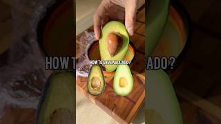 How to save half an avocado 🥑 كيفاش تحافظ على نص أفوكا بعد الفتح food healthy hack avocado [upl. by Annairba]