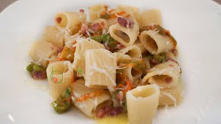 PASTA CON FIORI DI ZUCCA PANCETTA CROCCANTE E PECORINO  Buono Facile Veloce [upl. by Dylan156]