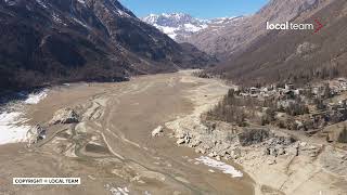 Ceresole Reale il lago prosciugato dalla siccità la distesa di sabbia vista dallalto [upl. by Etnauj]