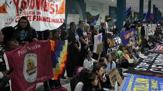 COP29 Manifestantes contra as alterações climáticas interrompem cimeira [upl. by Zelig]