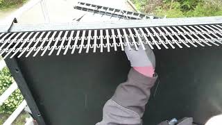 Instructievideo Monteren vogelwering SolarGuard op zonnepanelen [upl. by Mittel775]