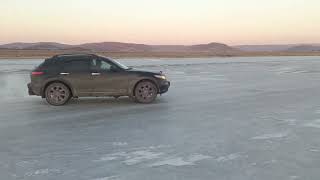 Заднеприводный инфинити фх35 по льду drive Infiniti FX35 2wd on ice [upl. by Ocer959]