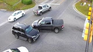 Alabama Two Selfish Drivers Obstruct Traffic Over A Fender Bender [upl. by Shirleen]