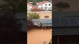 El sobrecogedor rescate de una mujer y su perro atrapados por las inundaciones en Uriel 💔 [upl. by Halley151]