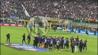 Inter Campione d’Italia Inzaghi salta con la squadra a San Siro [upl. by Ivz]