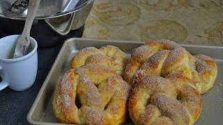 Recette des PRETZELS cannelle sucre par Hervé Cuisine [upl. by O'Hara630]