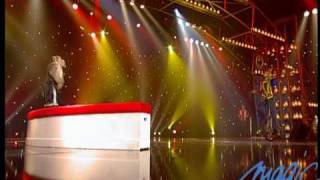 Israfilov  singe jongleur  LE PLUS GRAND CABARET DU MONDE [upl. by Consuela]