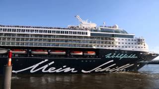 Udo Lindenberg Rockliner legt ab  Mein Schiff 2  Hamburg Hafen City 25052014 [upl. by Nylirehs]