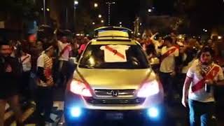 Al ritmo de Moscú la gente en lima celebraba la clasificación de Perú a Rusia 2018 [upl. by Chalmers350]