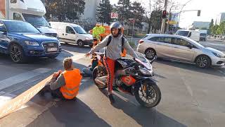 Motorradfahrer tritt Aktivisten lässt Motor lange aufheulen Blockade letzte Generation Berlin [upl. by Eener]