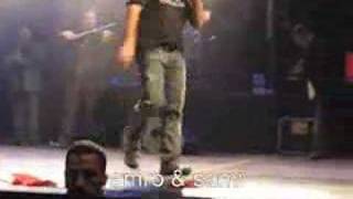 Amr Diab  Khalik Ma3aya  Dubai Media City Concert 2007 [upl. by Anileve]