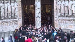 Sortie de la messe de Pâques à Notre Dame Sonnerie des cloches [upl. by Yatzeck]