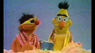 Bert amp Ernie  Het strand Sterke Steven [upl. by Lleira]