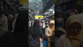 suasana KRL commuter Line jakarta sesak padat banyaknya karyawan berangkat kerja [upl. by Aymahs]