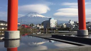 富士山と笠雲とつるし雲 静岡県富士山世界遺産センターにて [upl. by Suedaht]