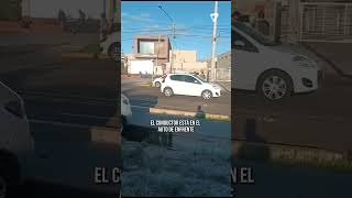 Guaymallén un HOMBRE perdió el CONTROL del AUTO CHOCÓ con un POSTE y quedó COLGANDO en la ACEQUIA [upl. by Kinny]