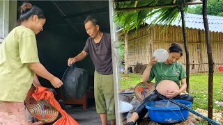 It rains 8month pregnant woman sets up a tent to bathe and wash  meets a kind neighbor [upl. by Berriman]