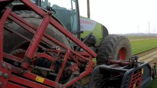 Wie macht man Rollrasen Traktor Rollrasen Maschine 06 2015 [upl. by Rolan]