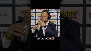 Roger Rönnberg gillar inte dessa korkar😂 Frölunda FrölundaHC SHL [upl. by Milburt226]