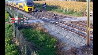 Fietser ontkomt aan de dood op onbewaakte overweg [upl. by Roselani]