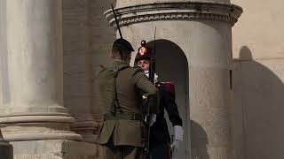 La Polizia di Stato monta la Guardia donore al Quirinale [upl. by Retlaw]