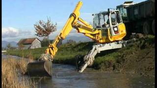 Menzi Muck A71 beim Säubern eines Kanals  Channel clearing [upl. by Orth]